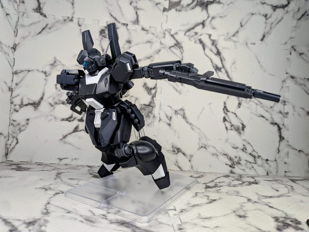 地球連邦軍アグレッサー部隊『レイヴン』の隊長機