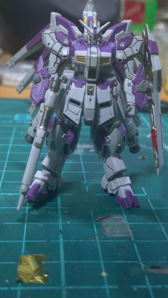 買ってしばらく放置してたアーティファクトを組みました　予想はしてたけど塗装が地獄、こんな小さいのマスキングできる気がしないので全体白に塗った後は面相筆でちまちま塗った。やっぱりアップで見ると色むらとかいろいろ雑だった