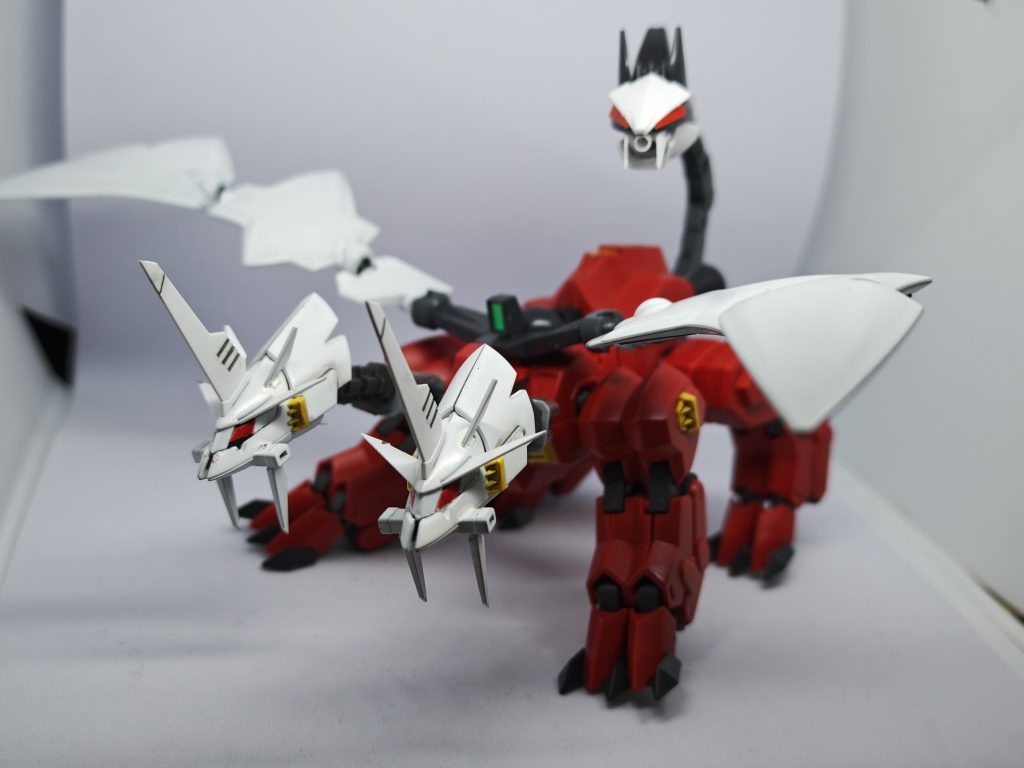 頭部を二頭にしました。それに伴い若干形状を変えてデュアルアイ(二つ目)にして印象をかえています。そしてビーム砲の台座にダナジンの翼をつけることでキマイラっぽい感じにしました。