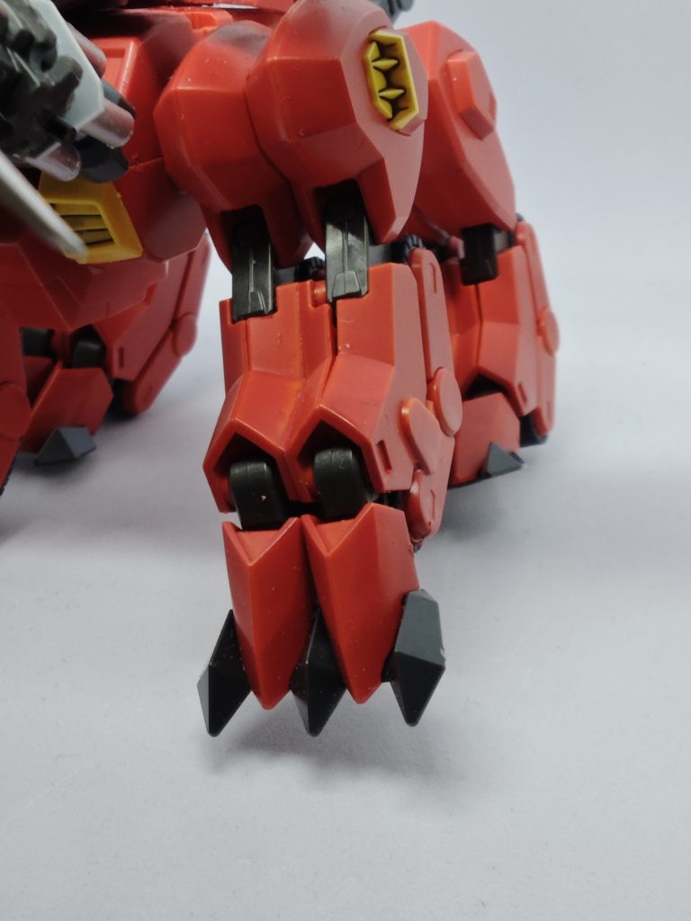 前足や後ろはこんな感じでボリュームアップしています。腕×2といった感じでです。また足も加工して3本爪にしました。だからなのか可動域は死んでますね。