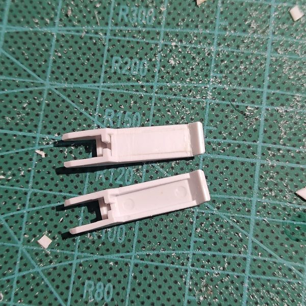 頭部を1ミリ傾斜それによる隙間埋め肉抜きの処理、ツメ部段落ちを面一処理、ファンネルラックの端部用のパーツ製作。頭部の段差と、肩のパーツは製作途中フロント、リアスカートの裏打ちのデザイン考えなきゃ（3枚目）