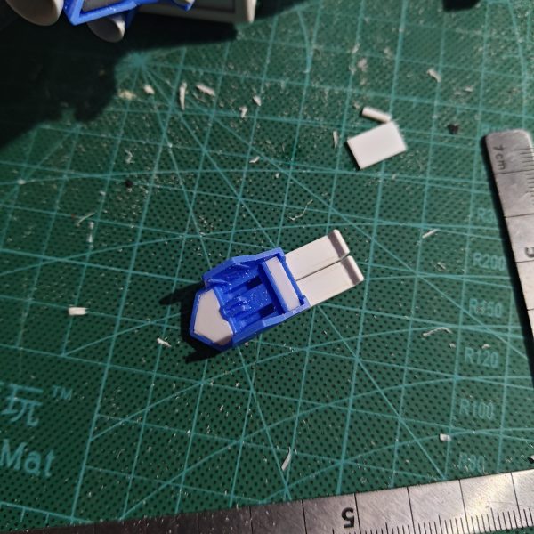 頭部を1ミリ傾斜それによる隙間埋め肉抜きの処理、ツメ部段落ちを面一処理、ファンネルラックの端部用のパーツ製作。頭部の段差と、肩のパーツは製作途中フロント、リアスカートの裏打ちのデザイン考えなきゃ（5枚目）