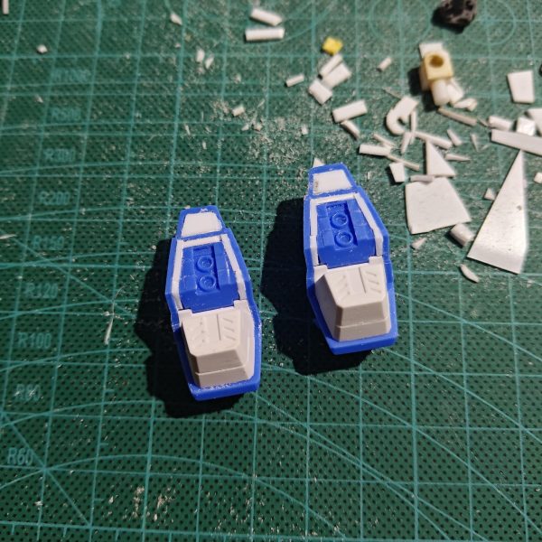 頭部を1ミリ傾斜それによる隙間埋め肉抜きの処理、ツメ部段落ちを面一処理、ファンネルラックの端部用のパーツ製作。頭部の段差と、肩のパーツは製作途中フロント、リアスカートの裏打ちのデザイン考えなきゃ（4枚目）