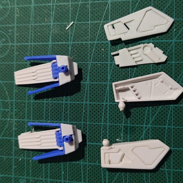 肩アーマーの先とスカート裏打ちパーツを作成予定より0.5mm厚くなりスカートから出ました前後スカートは中を塗ってから蓋を接着後に、分割線を埋めるか、縁を削るかします（6枚目）