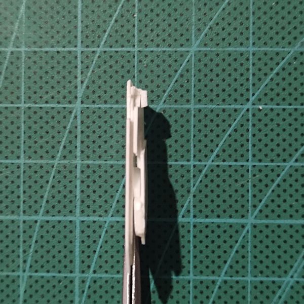 肩アーマーの先とスカート裏打ちパーツを作成予定より0.5mm厚くなりスカートから出ました前後スカートは中を塗ってから蓋を接着後に、分割線を埋めるか、縁を削るかします（7枚目）