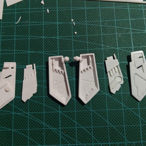 肩アーマーの先とスカート裏打ちパーツを作成予定より0.5mm厚くなりスカートから出ました前後スカートは中を塗ってから蓋を接着後に、分割線を埋めるか、縁を削るかします（5枚目）