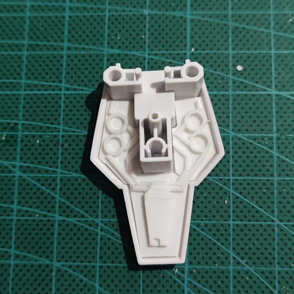 肩アーマーの先とスカート裏打ちパーツを作成予定より0.5mm厚くなりスカートから出ました前後スカートは中を塗ってから蓋を接着後に、分割線を埋めるか、縁を削るかします（4枚目）