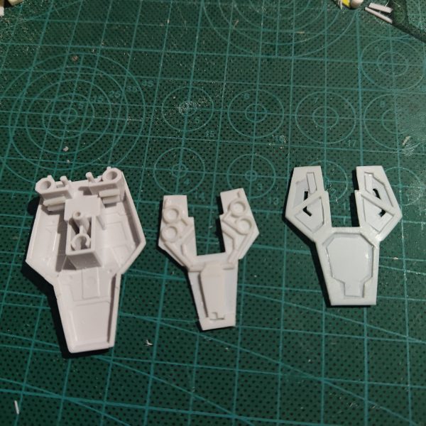 肩アーマーの先とスカート裏打ちパーツを作成予定より0.5mm厚くなりスカートから出ました前後スカートは中を塗ってから蓋を接着後に、分割線を埋めるか、縁を削るかします（3枚目）