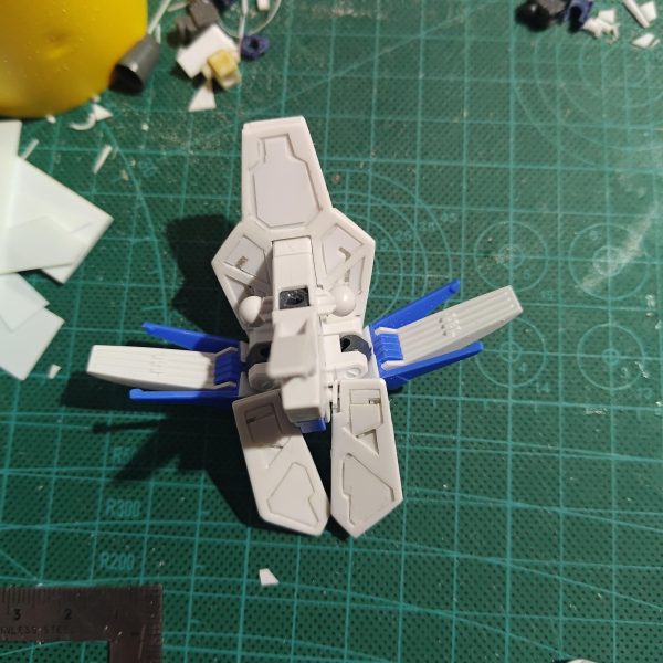 肩アーマーの先とスカート裏打ちパーツを作成予定より0.5mm厚くなりスカートから出ました前後スカートは中を塗ってから蓋を接着後に、分割線を埋めるか、縁を削るかします（2枚目）