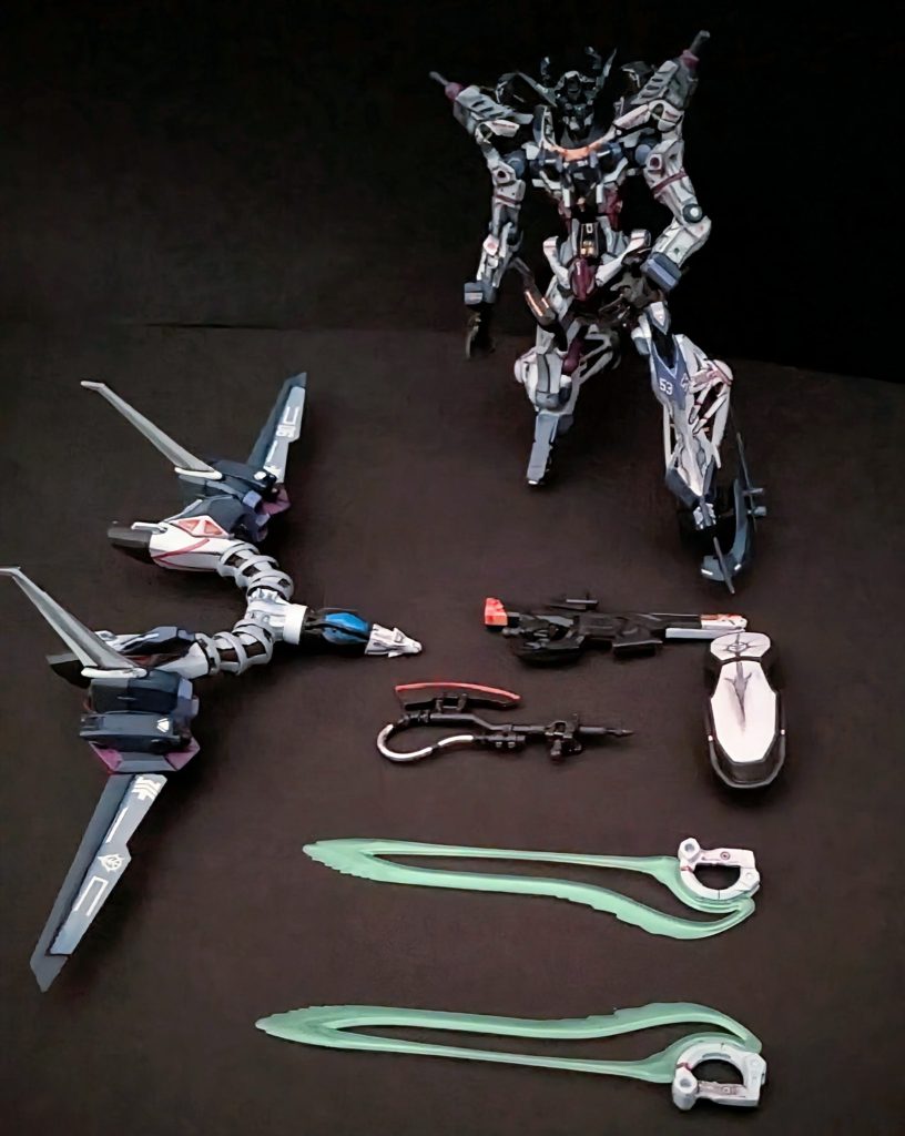 制作にあたってデザインが独特で、最初はどこから手を付ければいいのかかなり迷いました。そんなときに『アーマード・コア』をプレイして、「ガンダムだけどガンダムらしくない方向でまとめてみよう」と思い立ち、制作をスタートしました。基本はキットそのまま使用したパーツは以下の通り。hg/ガンダムGセルフhg/ガンダム鉄血のオルフェンズのガンダムフレームhg/リバーシブルガンダムhg/ガンダムジークアクスいろいろなキットを組み合わせているように見えるかもしれませんが、作業の大部分(体感8:2くらい)はジークアクスのキット内のパーツだけで進めています。少ない追加パーツでもしっかり印象を変えられて、結果的に効率の良い改造になったと思います。塗装の振り返り前回は機体にグラデーションを入れて情報量を増やす表現に挑戦しましたが、今回はまた別の方向性のグラデーションを取り入れてみました。エアブラシを使わずに進めたので少し緊張もありましたが、グラデーションに汚しを重ねる表現も意外と相性が良いと気づけました。