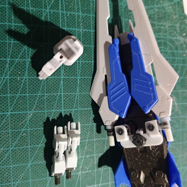 hi-νグレイブの工作工程は終わりました肉抜き穴にハマるようにプラ棒・パイプでシリンダー、シールドにブレードを懸架出来るようにジョイントパーツを作成洗濯して塗装待ち行きです&nbsp;（3枚目）