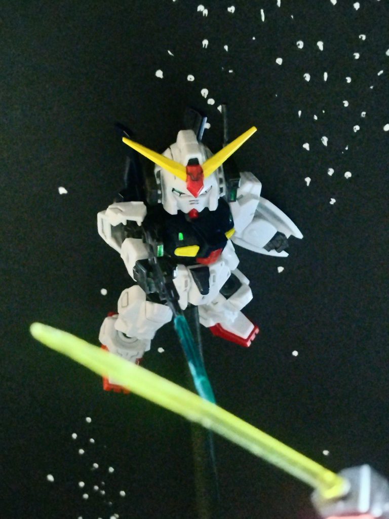 「負けるものか!あんな子供に!」「うわぁぁぁ!」「わぁっ!」「私がジャマイカンに言った通りだ、ジェリド油断するな、ヤツは只者じゃない。」