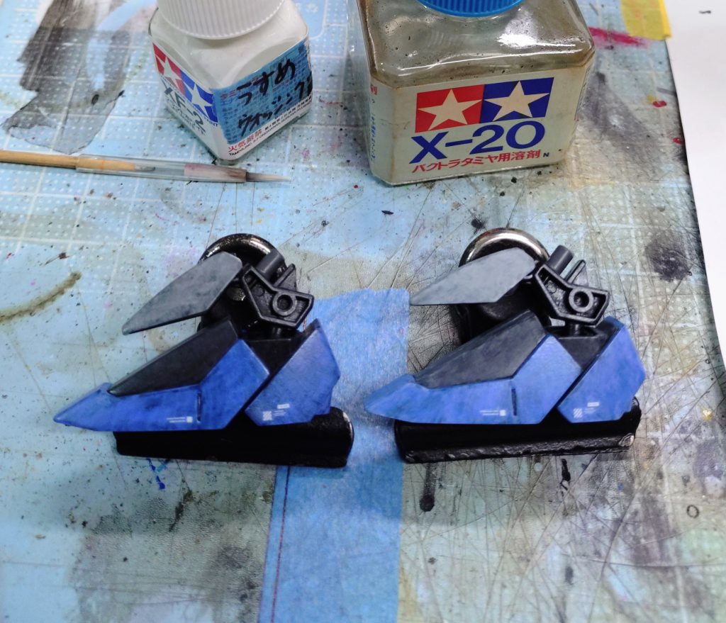 ウェザリングまずはタミヤエナメルのホワイトでウォッシングをし褪色表現。エッジに残し気味にしたりすることで傷やハイライトっぽくもなります。左が施工前で右が施工後。ウォッシングと書きましたが薄めた塗料をランダムに置いて溶剤を含んだ筆で伸ばすような形で行っているのでドッティングに近いかもしれません。左上に写っているのは私が開発した貧乏筆です(笑)交換用の接着剤の刷毛に爪楊枝を挿した即席筆でウェザリング塗料の拭き取りなど文字通り汚れ仕事をこなしてくれる頼もしい奴です。