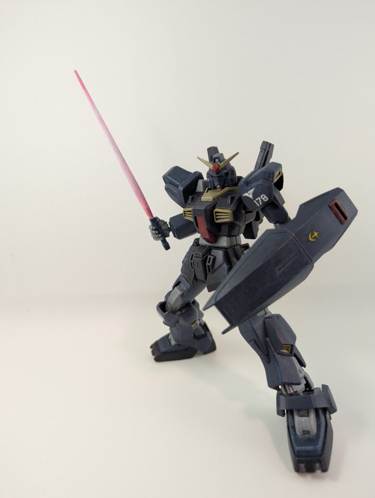 改造なし。肩や膝とか装甲が複合するかな？というところにスジボリをした程度です。併せ目消し、ヤスリがけはお馴染みですね。のんびりとヤスリくんでプラをナデナデする作業は割りと好きです。