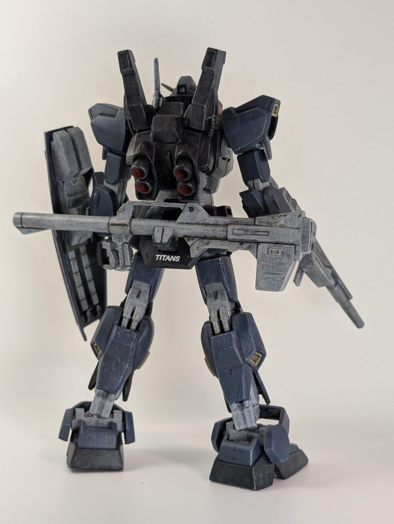 塗装はアクリジョン筆塗り下地はベースグレー本体色は濃紺ティターンズ仕様に調色。筆ムラは相変わらず。胴体はマジックの黒マッキーで塗り潰したように感じました(gundam-kao5)ビームサーベルは、関節や武器色に使った明灰白色を下地に白を擦りつけ、最後にベースレッドと蛍光ピンク、白をテキトーに混ぜながらそれっぽく擦りつけました。あと、リアルタイプカラーなる黒色マシマシのmk2も参考にしました。墨入れ後の仕上げは全体にドライブラシと水性トップコート。