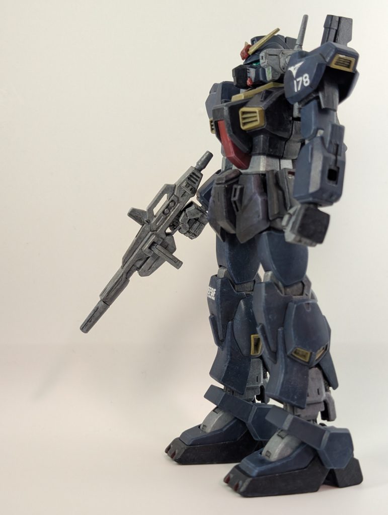 今回は水転写デカール貼りに苦戦しました。冬場で暖房が効いて乾燥しているせいか、位置が定まらないままあっという間に乾いてしまいます。コツとかあるのでしょうが、デカールをたくさん使用するモデラーさんには脱帽です。実験機から実戦用に配置転換という設定にしたのでデカールの位置はそのままにデザインだけ変えました。連邦軍のエッセンスを加えましたが、ティターンズの象徴的マシンかつ組織の性格上だとゴリゴリにティターンズを主張したほうが自然だったかも・・