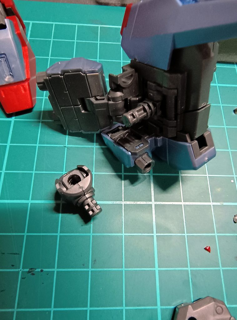 脚の付け根の軸はフリーダム2.0と同じなのでめちゃめちゃ硬く絶対に折れると思ったので穴の方をヤスリで広げておきました。フリーダムは折れてしまったので…