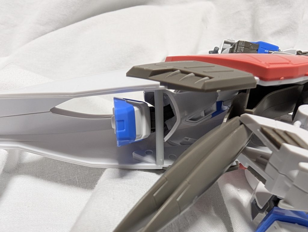 内部にプラパイプで足を乗せる部分を作り安低させました。