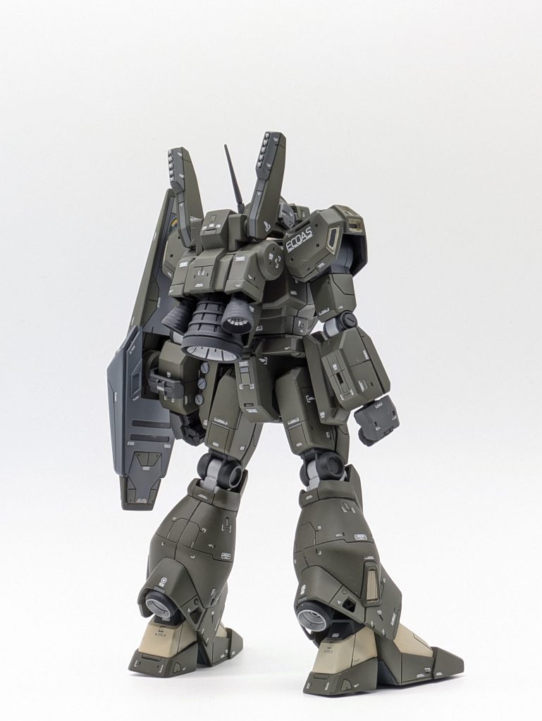 マイナスモールドも併用してスジボリラインを強調するようにしています。さらにデカールをディテールアップした箇所に配置して視線誘導を狙っています