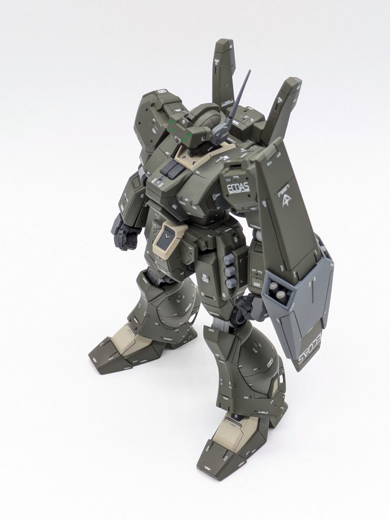 プラバンによる自作パーツも作成してアクセントにしています。ミリタリー風の機体ですが個性を出すことができたかなと思っています