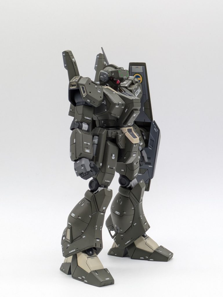 シールド裏と腰部のフロントアーマーはスクラッチして作成しています。シールドに関しては表よりも裏側に多くディテールを入れるようにしました。