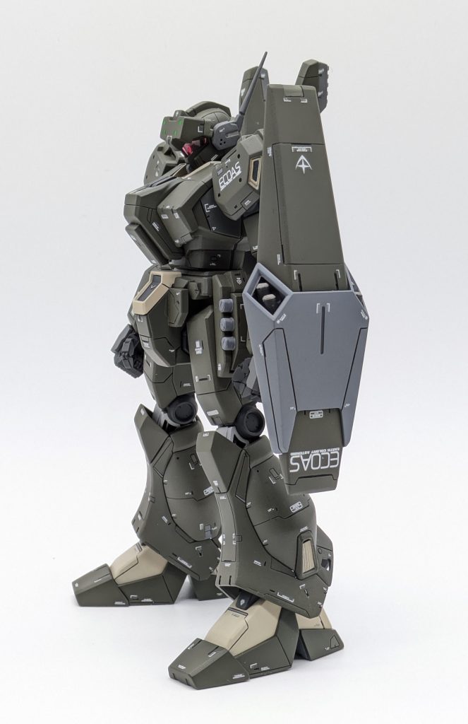 いままでもスジボリはやったことがありますが単純なラインモールドで構成することが多かったのでスジボリ後に内部にc面を入れるなどして立体的に彫りおこしている箇所があります