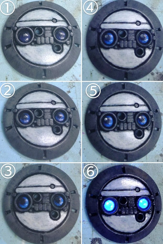 レンズの塗装①…黒下地からティターンズブルー2を三日月状に。②…ライジングフリーダムブルーを①より狭く乗せるように塗っていきます。③…②に白を混ぜたものでさらに明るい色を乗せていきます。①〜③を行き来してバランス調整。④…下地が透ける程度に薄めたグレーでハイライト1色目。⑤…ホワイトをチョンと点付けでハイライト2色目。⑥おまけでガイアの蛍光クリアも塗っておきました。最後にUVレジンでツヤツヤに仕上げます。⚠あまりアップにしてはいけません。少し離して見る位が推奨される鑑賞距離です。