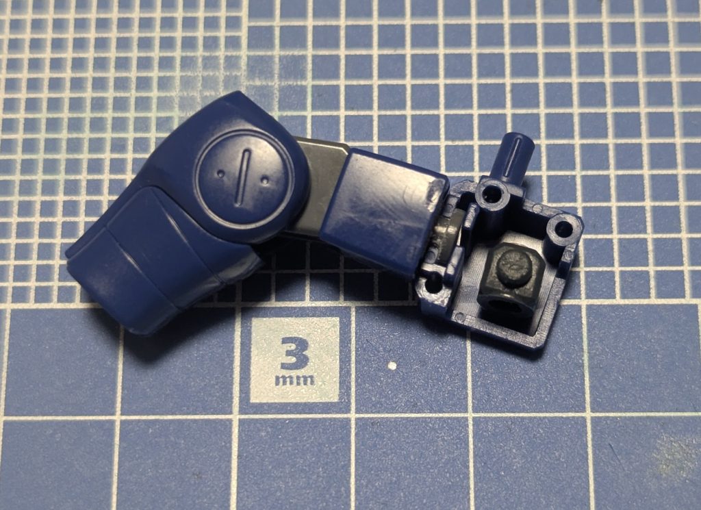 肩ブロックは市販パーツを用いて組付け方法を変更してます。これにより後ハメが出来るようになりました。