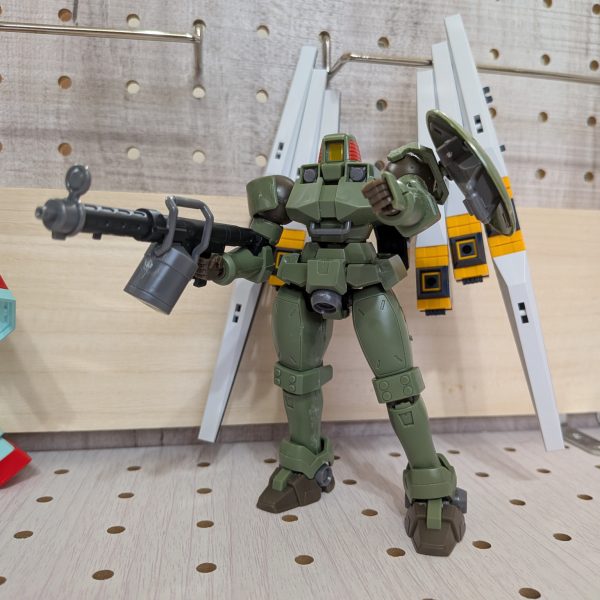 素組みですが、店頭で2つ並んで陳列されていたものを両手で鷲掴みにし連れ帰りました。塗装はこれから色々と考えようかと…量産機だと考えすぎずにイロイロとトライできて楽しいです！シンプルなだけに合わせやすいというか…お遊びが過ぎてすみません🙇リーオーも強そうに見えますご覧頂き、ありがとうございます😊（5枚目）