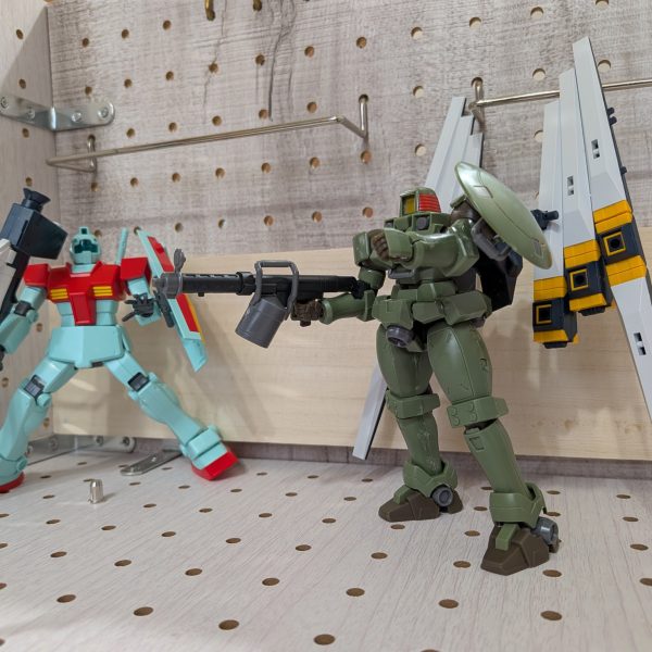 素組みですが、店頭で2つ並んで陳列されていたものを両手で鷲掴みにし連れ帰りました。塗装はこれから色々と考えようかと…量産機だと考えすぎずにイロイロとトライできて楽しいです！シンプルなだけに合わせやすいというか…お遊びが過ぎてすみません🙇リーオーも強そうに見えますご覧頂き、ありがとうございます😊（6枚目）