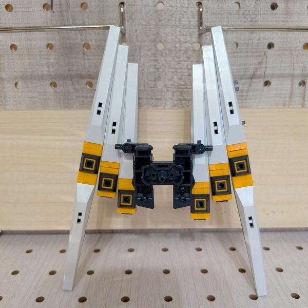 素組みですが、店頭で2つ並んで陳列されていたものを両手で鷲掴みにし連れ帰りました。塗装はこれから色々と考えようかと…量産機だと考えすぎずにイロイロとトライできて楽しいです！シンプルなだけに合わせやすいというか…お遊びが過ぎてすみません🙇リーオーも強そうに見えますご覧頂き、ありがとうございます😊（2枚目）