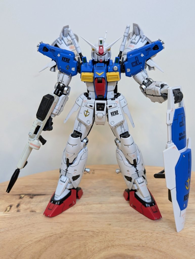 基本的に成型色仕上げですが、筆塗りの部分塗装パネルラインの彫り直しスミ入れデカールつや消しトップコートなどを行いましたふくらはぎに増設した小さなバーニアがチャームポイントです