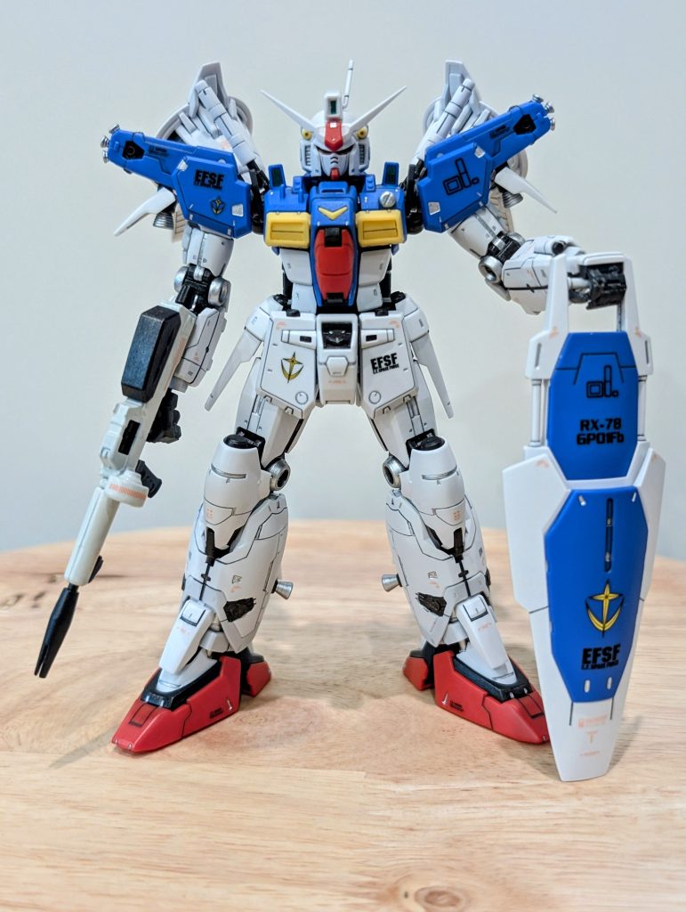 基本的に成型色仕上げですが、筆塗りの部分塗装パネルラインの彫り直しスミ入れデカールつや消しトップコートなどを行いましたふくらはぎに増設した小さなバーニアがチャームポイントです