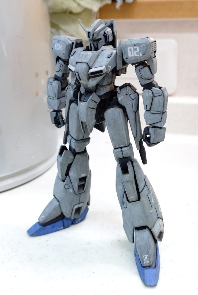 全体にスミ入れ兼ウォッシングが終わったら仮組みして拭き取り具合いに差がないか確認し、艶消しコート。ここで本体色にはタミヤエナメルダークグレイとジャーマングレーでドライブラシ、フレーム色の所にはメタリックグレイでドライブラシを入れておきます。腰のパタパタ装甲が無いのでヘビーメタルに見えて来ました。