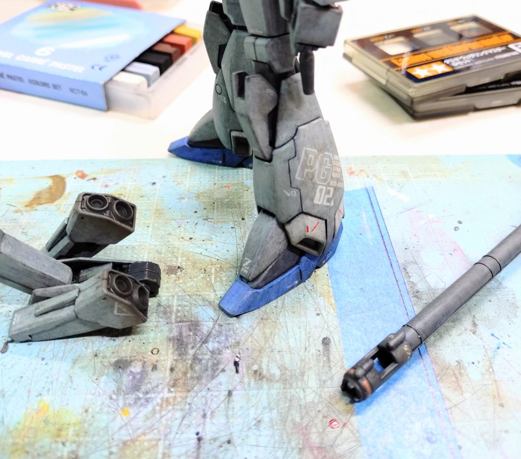 つや消しで塗膜がカサカサになったら背部スラスターに焼鉄色でドライブラシを入れ、最後に粉物いってみましょう。スラスターや砲口にウェザリングマスター「すす」「オイル」、ターレンスのパステルを気の向くままに。奥まって粉が付きにくい所はウェザリングカラー薄め液やエナメル溶剤でウェザリングマスターを溶いて塗りつけます。気が済んだら最後につや消しコートで粉を定着させて完成です。基本塗装の段階では仕上がりがどうなるかと不安でしたが思っていたよりは良い感じになったかなぁと感じます。こんな感じで今年ものんびり模型を楽しんでいきたいと思います。皆様今年も宜しくお願い致しますm(__)m