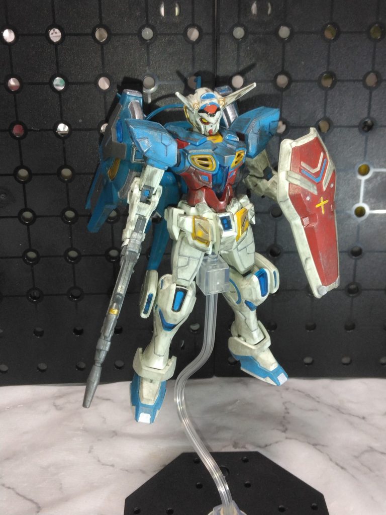 今見たら膝のクリアパーツ無いですね😅過去作プラモ置き場から引っ張り出して来たから気づかなかった…。自動車学校に通っていた頃、学校帰りに近くの模型屋に買いに行った思い出のキット。アニメ放送も開始していて、前作まではガンダム顔だったのに久しぶりの違う顔つきの作品になって、どんな話なのか期待していたのを覚えています。