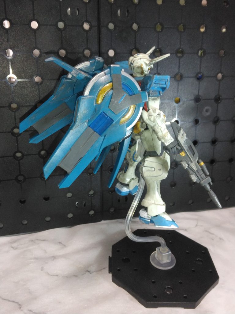 オプションパーツの宇宙用パックですが、こちらも気づいたらアンテナが欠けている😰Gセルフのパックは特徴的なものが多いですがパック自体に武器などはなく、大きなスラスターに目がいきます。スラスターの青の割合が多くて何だかな～と思ったので少し色味を足しています。