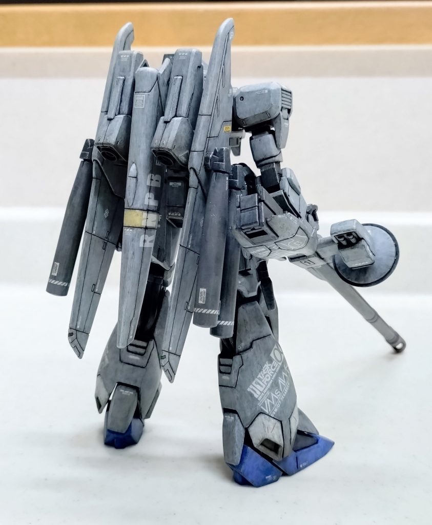 ロービジ塗装の可変機ということで、ジェット戦闘機と同じような感じで塗ってみました。スター・ウォーズの戦闘機なんかも塗装の参考にしています。