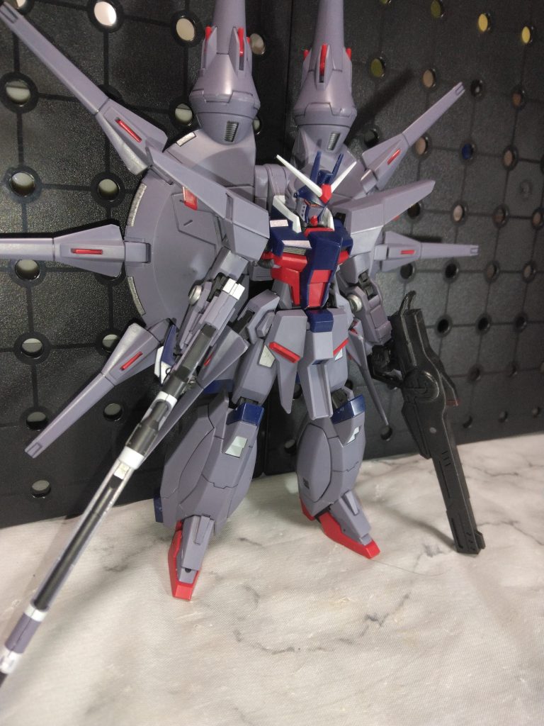 少しだけパネルやモールドに部分塗装。昔に比べたら随分デカく広くなりました😅以前購入したレールガンが余っていたので、なんちゃってSPEC2として持たせてみました。