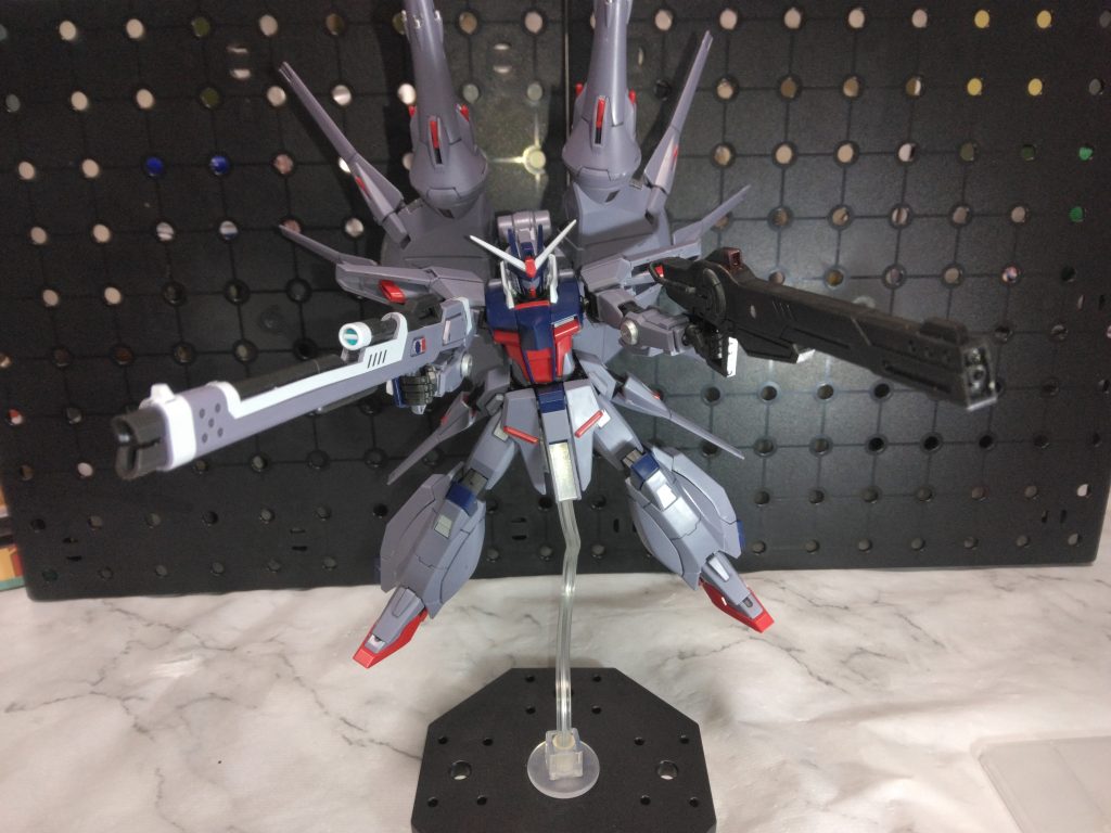 ライフルとレールガンの2丁、ドラグーン全方位撃ち。意外と似合っているのでは？