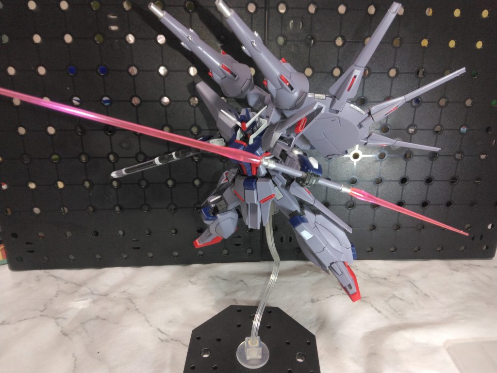 しっかり足からサーベルグリップが取り出せて連結出来る。SEED系でよくあるサーベル連結カット。ドラグーンも可動の邪魔にならないように動きをつけられて良い。