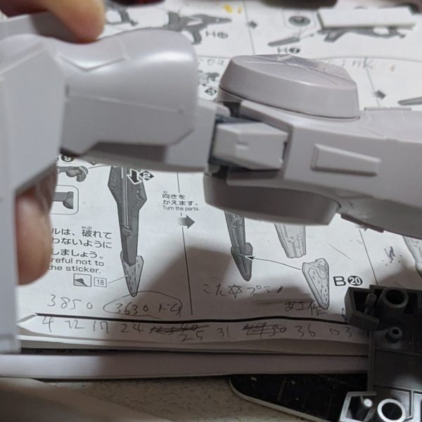 オリジンのシャア専用ザクを作っていたが、飽きてしまい。2026年 2月5日(木)昨年の年末に、購入したHG1/144 シルヴァ・バレットの製作を開始した。2026年 2月3〜4日(火〜水)開始する前に、参考になる物が無いか？調べるがほとんどシルヴァ・バレット サプレッサーばかりで、気になる寸詰まり感(横に広く感じる)を改修している人が全然いない(自分が、調べた範囲で。わっちの探し方が悪いだけでいるのかも？)しょうがないので、説明書やYouTubeのレビューやGUNSTAの作品等をにらめっこしながら頭の中でイメージし、取り敢えず手を動かして行く。寸詰まり感が感じるのは、下半身だと思い重点的に改修する。後、可動域UPもする。（2枚目）