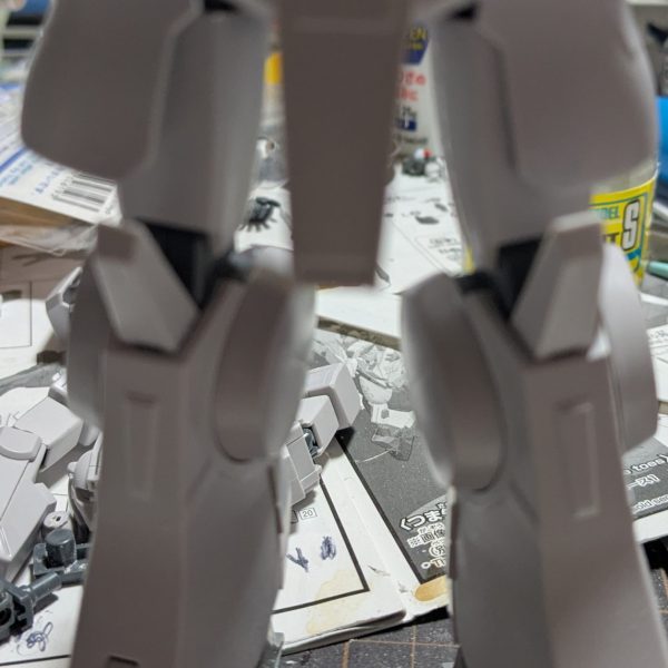 オリジンのシャア専用ザクを作っていたが、飽きてしまい。2026年 2月5日(木)昨年の年末に、購入したHG1/144 シルヴァ・バレットの製作を開始した。2026年 2月3〜4日(火〜水)開始する前に、参考になる物が無いか？調べるがほとんどシルヴァ・バレット サプレッサーばかりで、気になる寸詰まり感(横に広く感じる)を改修している人が全然いない(自分が、調べた範囲で。わっちの探し方が悪いだけでいるのかも？)しょうがないので、説明書やYouTubeのレビューやGUNSTAの作品等をにらめっこしながら頭の中でイメージし、取り敢えず手を動かして行く。寸詰まり感が感じるのは、下半身だと思い重点的に改修する。後、可動域UPもする。（3枚目）