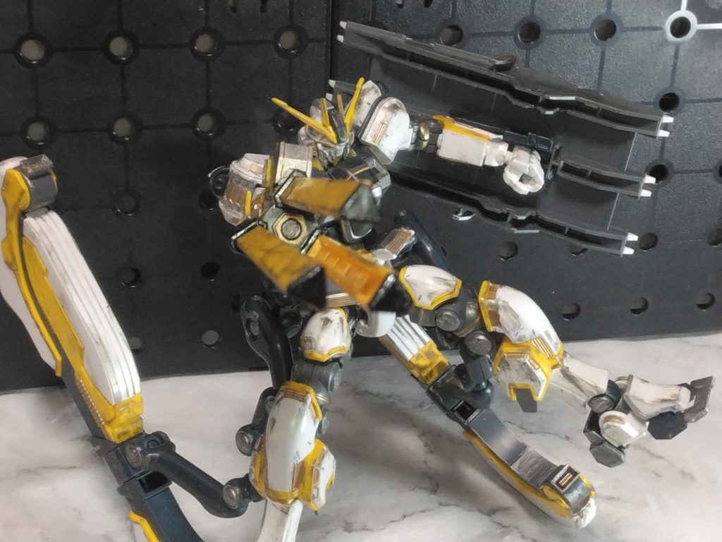 後に出たアニメ版のキットではなく、初版?バージョンになるので、レールガンの形や色が全然違いますが個人的には、こちらの武器の方がレールガンぽくて好き。機体や武装は色分けはされていても、ほぼ成形色ばかりだったので、ダクトやサブレッグの球体関節、武装に少し色を足しています。