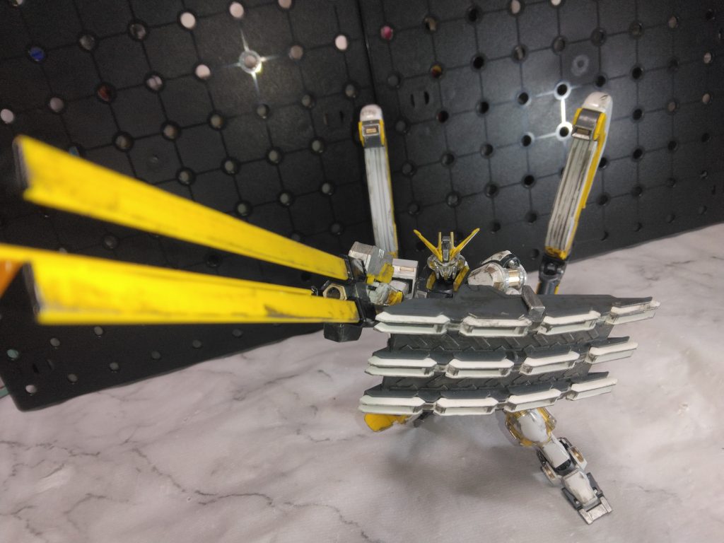 アトラスはサブレッグが特徴的で目を引く機体で、レールガンやシールドもデカくてボリュームがあります。ただポーズが少しつけづらい印象もあります。