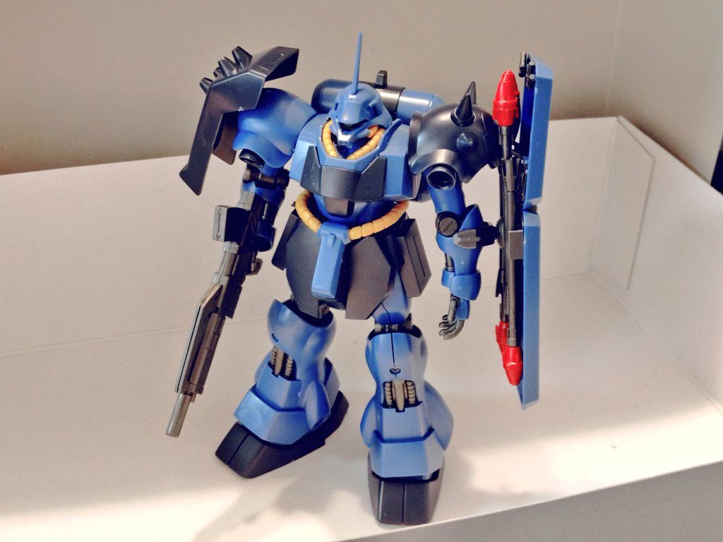 加工前の仮組みです。既に何もせずカッコ良いので、プロポーション変更等はしていません。膝の簡単な処理以外は後ハメ加工等は不要で全身の合わせ目消し工作もしやすい機体でした。難点を挙げるなら、各関節が異様にハメ合わせが硬いことですね。仮組みの頭を外す際に、首関節へし折って、サポートグッズで補強しました。ボディも基本的に設定に沿った色にしていますが、明るい青部分はガンダムカラーのエクストラダークグレー、イエローはタミヤのダークイエローに置き換えて若干落ち着きを持たせています。バーニア内部の赤い部分はシタデルのメフィストンレッドで塗ってます。一発で発色してくれますし、筆をバーニア内側から外側に向けて勢いよく塗った後にはみ出し部分を指で拭ってあげるだけで綺麗にフチまで塗ることが出来て良かったです。今回も途中写真、完成型の綺麗な写真は無しです。以下、自分語りです。ガンプラはgunstaを始め、他の方の作例に触れることも多く、また皆さんスゴく手の込んだことをされているので、どうしても自分も何かカッコ良く追加工作をしよう(したい)!、と考えてしまいます。ただ、その気持ちだけが実力よりかなり大きくなりすぎていて、他のプラモを作る時よりも製作に取り掛かる際の気が重くなってしまっていました。今回のギラ・ドーガももっと色々やるつもりでいたのですがなかなか着手が出来ず…仲間内に見せるために基本工作だけでもちゃんとやって終わらせよう、カタチにしよう、と思って完成させました。ただ、こうして素組み状態で作ってみても悪くないな、と思えたこと、仲間内からももうちょっと気軽に組んでみてはどうか?とアドバイスももらえたので、今後はもうちょっと気軽に楽しんで行こうかと思います。面白いミキシングや何か追加工作があるような作例ではなく、地味な作例が続くかもしれませんが、今後も「ガンプラを純粋に楽しんでるんだな」と温かい目で見ていただければな、と思います。