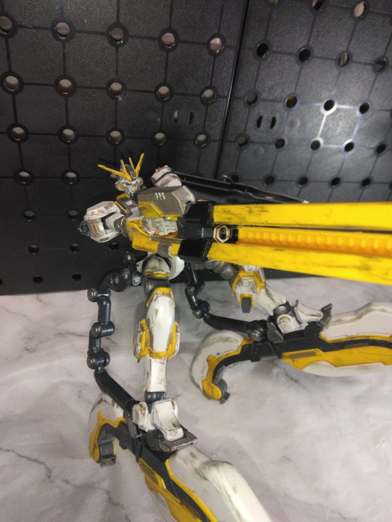 少しウェザリングし過ぎた感はありますが結構被弾というか、武装類にダメージ受けながら戦闘していたイメージ。レールガンの銃口に色が付くと分かりやすくてお気に入り。