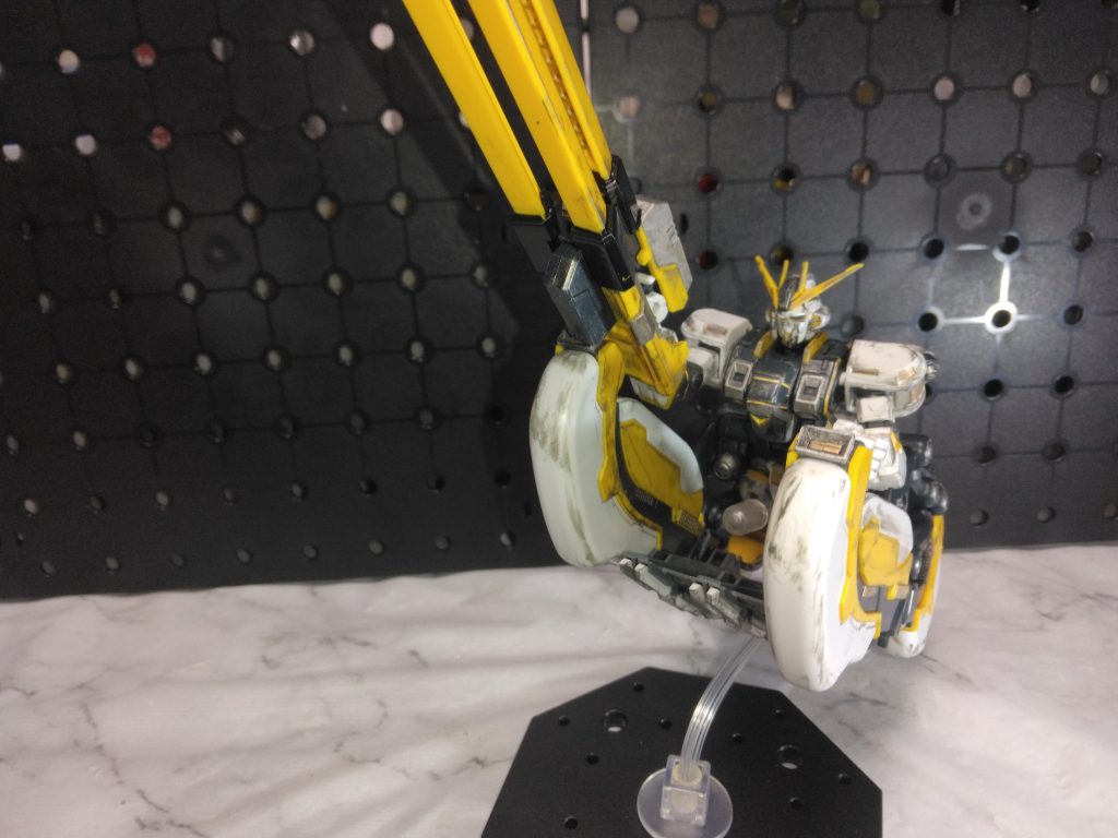 水陸両用のアトラスガンダムなので、水中戦闘モードへ。シールドとサブレッグを連結してボート状態に。サブマシンガンが2丁付属しているんですが、レールガンが特徴的なのでそのまま。サブレッグを失うと機体の性能がほとんど落ちるとはいえ、武装の保管、推力など便利すぎるサブレッグ。フルアーマーガンダムがゴツゴツで好きだったので機体が変わるのか~…って思っていたのですが、アトラスガンダムも実際手に取って活躍シーンを見たら、かなりお気に入りの機体になりました。