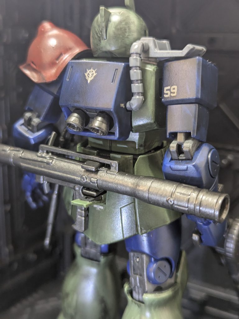 腰部のバズーカラックは他キットのバズーカラックパーツを移植して挟み込むような固定方法へ変更してます。