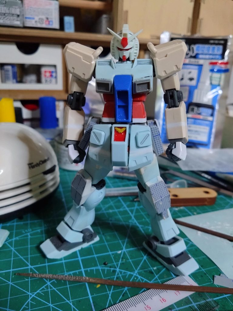 頭部はHGUCのガンダムに変えボリュームアップさせ、下腹部と股関節はORIGINガンダムから移植、サイドスカートは自分で作るしかありませんでした。